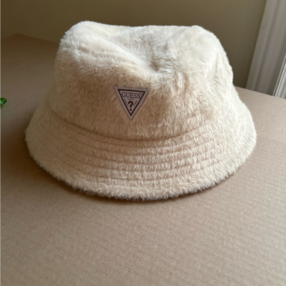 Guess Soft Cream Bucket Hat